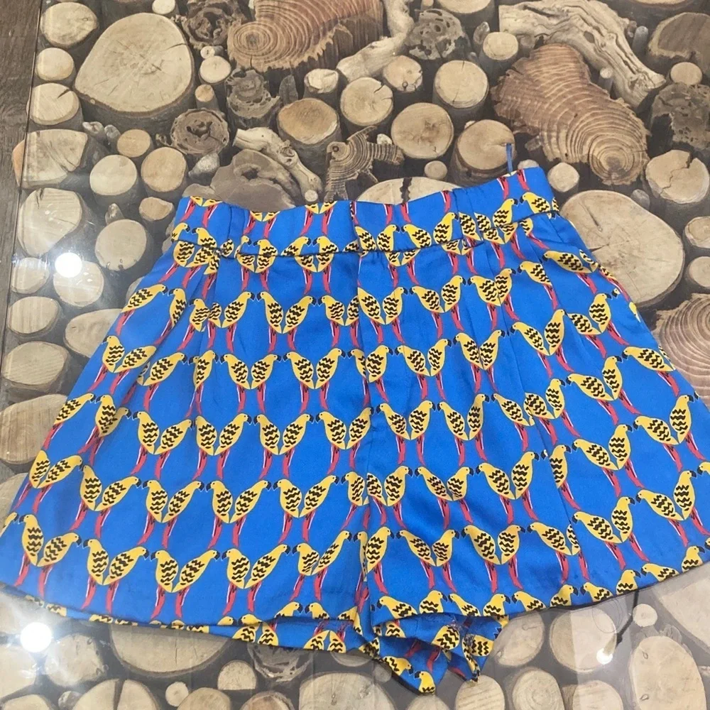 Blue Parrot Print Women's shorts